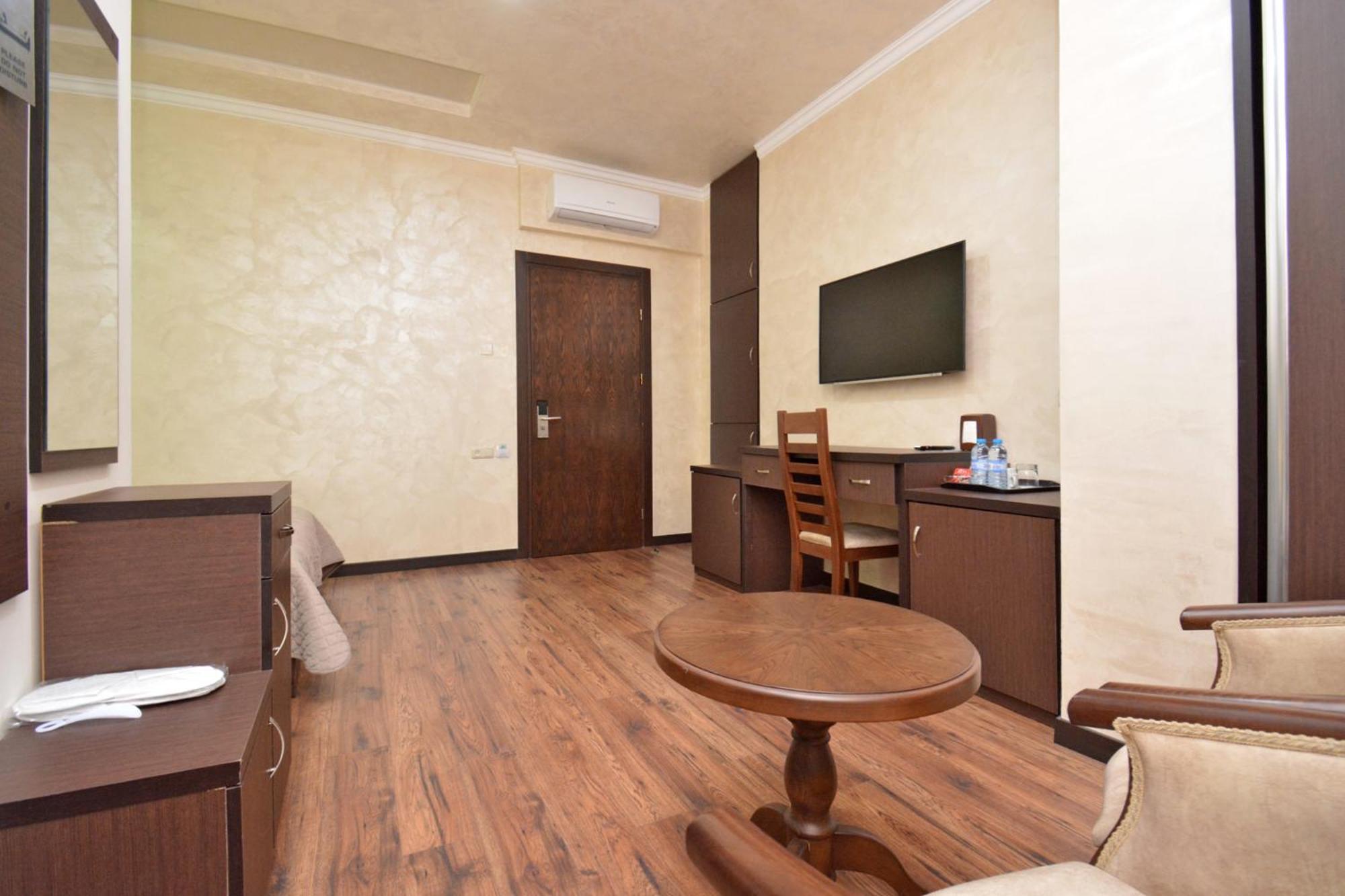Partez Hotel Yerevan Exterior photo