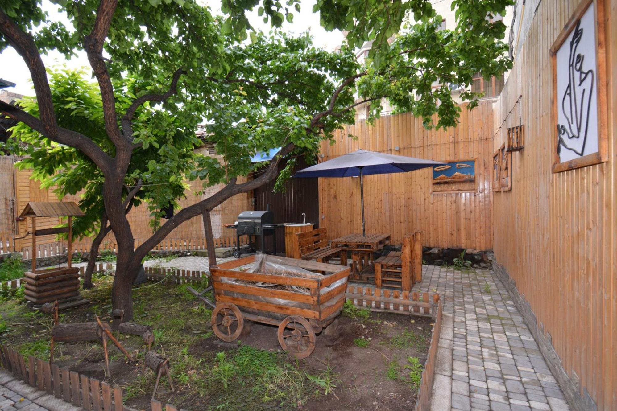 Partez Hotel Yerevan Exterior photo