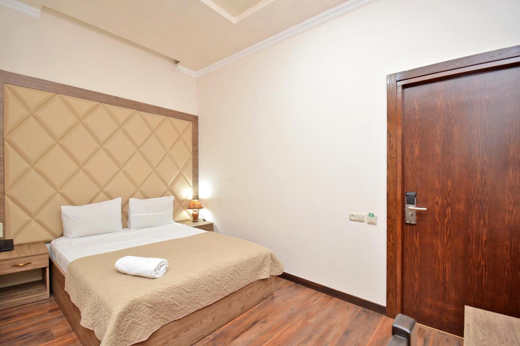 Partez Hotel Yerevan Exterior photo